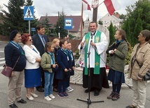 ▲	Parafianie bardzo ciepło przyjęli kapłana.