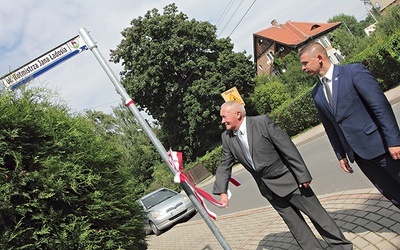 ▲	Tabliczkę z nazwą odsłonił Janusz Ładoś, syn Jana.