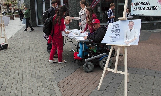 Katowice, ul. Stawowa, 7 września – przechodnie  podpisywali się pod ustawą zwiększającą ochronę życia.