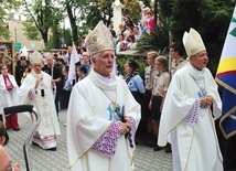 Biskupi Marek Szkudło i Adam Wodarczyk, a za nimi abp Wiktor Skworc i Pani Uśmiechnięta. 