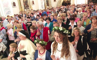 Bazylika nie pomieściła wszystkich przybyłych.