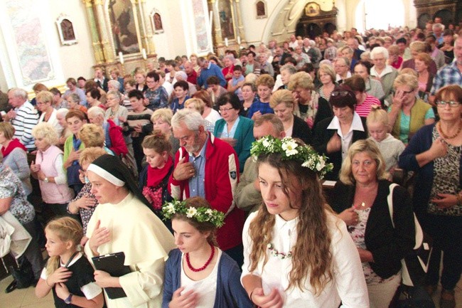 Bazylika nie pomieściła wszystkich przybyłych.