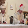 ▲	Na zakończenie metropolita, bp Wiesław oraz ksiądz proboszcz podpisali dokumenty potwierdzające fakt konsekracji.