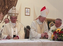 ▲	Na zakończenie metropolita, bp Wiesław oraz ksiądz proboszcz podpisali dokumenty potwierdzające fakt konsekracji.