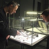 ▲	Karol Szejko (z lewej) i Filip Kuczma – współtwórcy wystawy „Westerplatte w 7 odsłonach”.