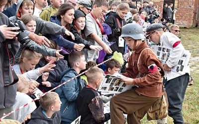 ▲	W obchody rocznicowe wpisano również rekonstrukcje historyczne, które przypomniały chlubne karty harcerstwa polskiego.