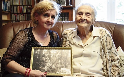 – Nie spodziewałam się, że doczekam takiego wieku – śmieje się pani Irena. Na zdjęciu z wnuczką Moniką Mazanek-Mościcką, która również jest lekarzem. Na fotografii archiwalnej widać Irenę Weiner z czasów jej młodości.