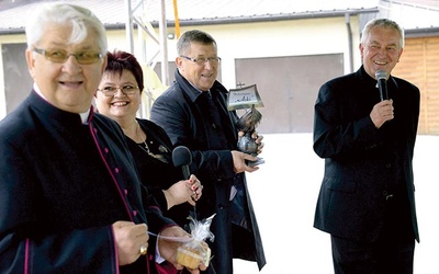 ▲	Od lewej: ks. Stanisław Pindera, Ewa Kamińska – wiceprezes stowarzyszenia, Zbigniew Kuźmiuk i ks. Andrzej Tuszyński.