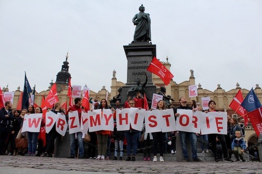 Studniówka "Szlachetnej Paczki" i "Akademii Przyszłości" w Krakowie