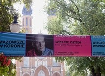 O wielkiej odsłonie Festiwalu "Mazowsze w Koronie" informują plakaty od kilku dni rozwieszone na mieście. W tle fronton radomskiej katedry