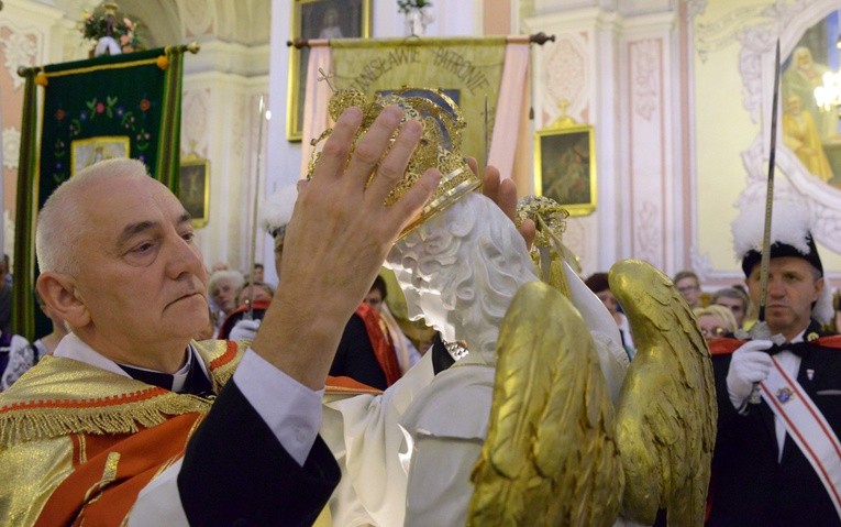 Figurę św. Michała Archanioła koronuje ks. kan. Jan Serszyński, proboszcz kolegiackiej parafii pw. św. Bartłomieja