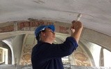 Ratowanie stropu kościoła wymagało wstrzykiwania specjalnego kleju