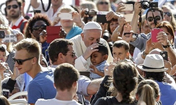 Papież Franciszek wśród tłumów...