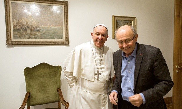 Papież Franciszek i jego rozmówca – Dominique Wolton.