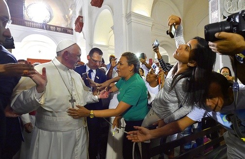 Franciszek został przyjęty przez Kolumbijczyków z niebywałym entuzjazmem, jako pielgrzym pokoju i nadziei. Na zdjęciu rozmawia z mieszkańcami miasta Cartagena.