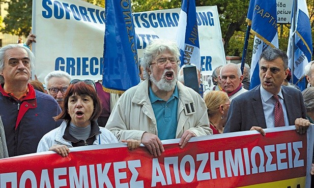 Demonstracja przed ambasadą Niemiec w Atenach w kwietniu 2017 r. Grecy domagają się od Niemiec wypłacenia reparacji wojennych.