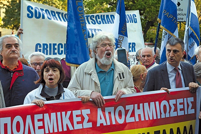 Demonstracja przed ambasadą Niemiec w Atenach w kwietniu 2017 r. Grecy domagają się od Niemiec wypłacenia reparacji wojennych.