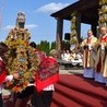 Wieńce dożynkowe witali (od lewej): ks. kan. Andrzej Rdzanek, dziekan dekanatu Starachowice-Południe, ks. prał. Jarosław Wojtkun, rektor WSD, i ks. Zbigniew Stanios, kustosz sanktuarium