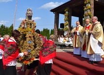 Wieńce dożynkowe witali (od lewej): ks. kan. Andrzej Rdzanek, dziekan dekanatu Starachowice-Południe, ks. prał. Jarosław Wojtkun, rektor WSD, i ks. Zbigniew Stanios, kustosz sanktuarium