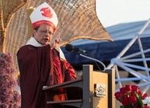 Bp Grzegorz Ryś podczas spotkania młodych w Lednicy w 2014 roku
