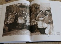 W albumie można zobaczyć wiele zdjęć z lubelskich czasów bp Wyszyńskiego