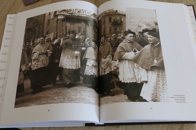 W albumie można zobaczyć wiele zdjęć z lubelskich czasów bp Wyszyńskiego