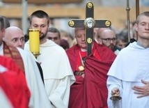 Krzyż jest znakiem zbawienia, a nie potępienia