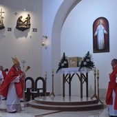 Poświęcenie stacji Drogi Krzyżowej i obrazu św. Jana Pawła II