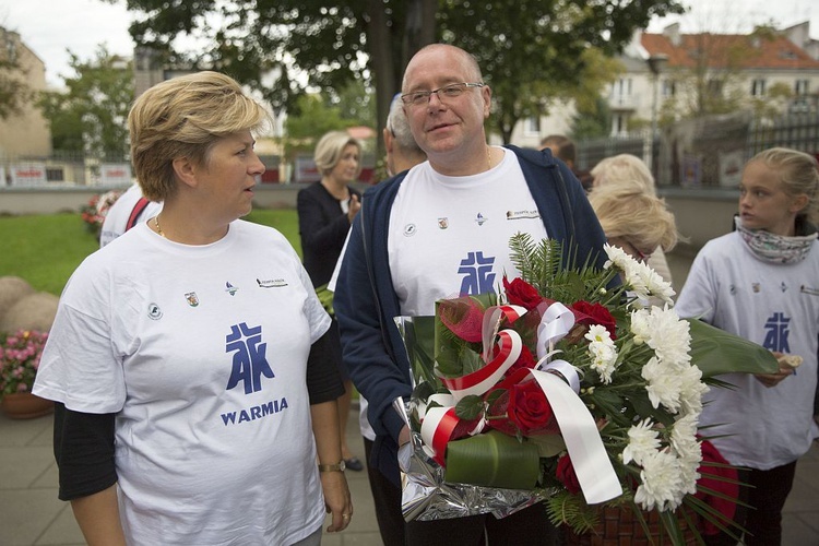 Przybiegli do grobu męczennika