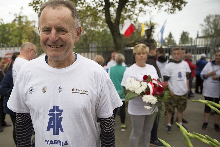Przybiegli do grobu męczennika