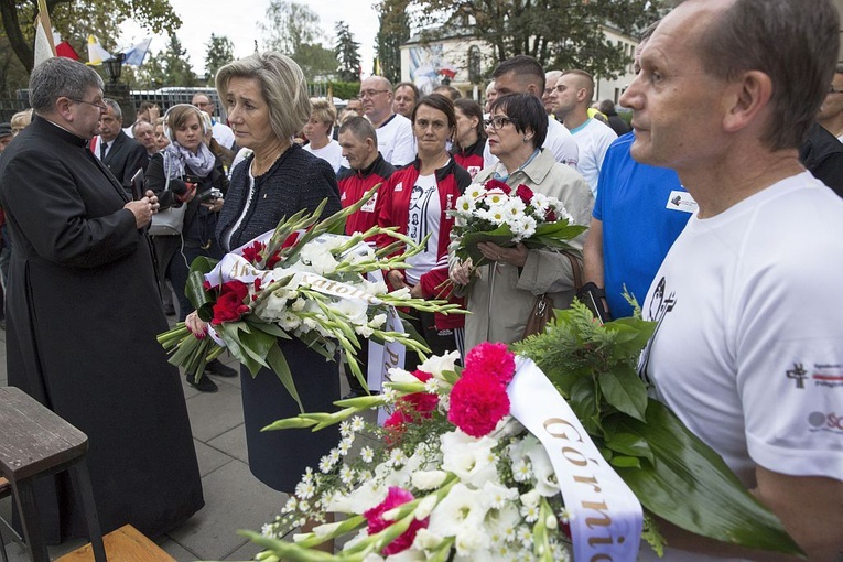 Przybiegli do grobu męczennika