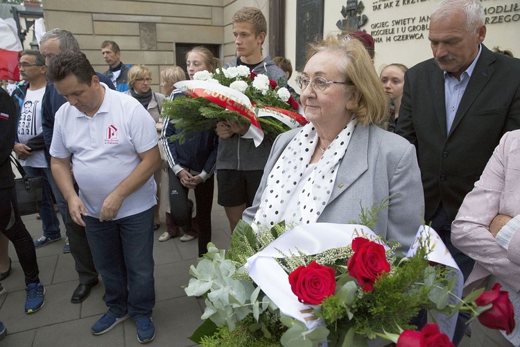 Przybiegli do grobu męczennika