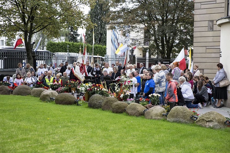 Przybiegli do grobu męczennika