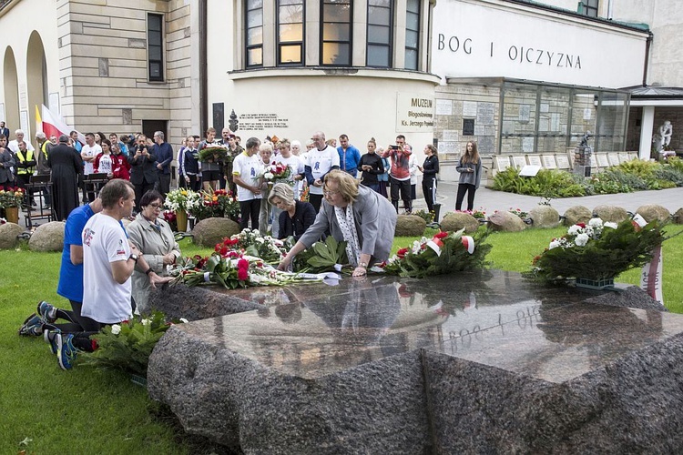 Przybiegli do grobu męczennika