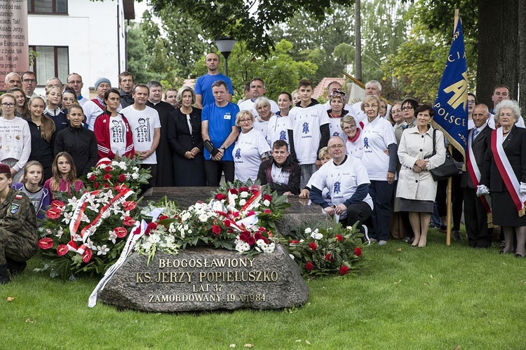 Przybiegli do grobu męczennika