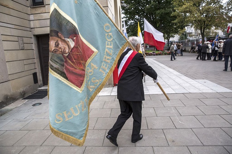 Przybiegli do grobu męczennika