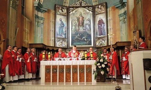 Mszę św. koncelebrowali kapłani związani z Drogą Neokatechumenalną