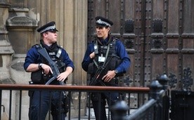 Brytyjska policja przeszukuje dom w Surrey