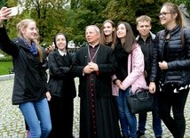 Selfie z bp. Henrykiem Tomasikiem to także wspomnienie z tegorocznego Apelu Młodych