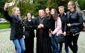 Selfie z bp. Henrykiem Tomasikiem to także wspomnienie z tegorocznego Apelu Młodych