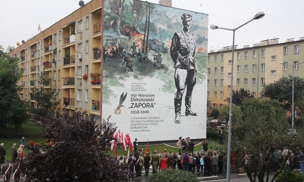 Patrzył za linię horyzontu