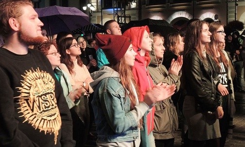 Pomimo deszczu młodzi licznie przyszli na koncert 'Overcome"