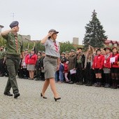 Przegląd hufców Chorągwi Łódzkiej ZHP na pl. Piłsudskiego w Kutnie