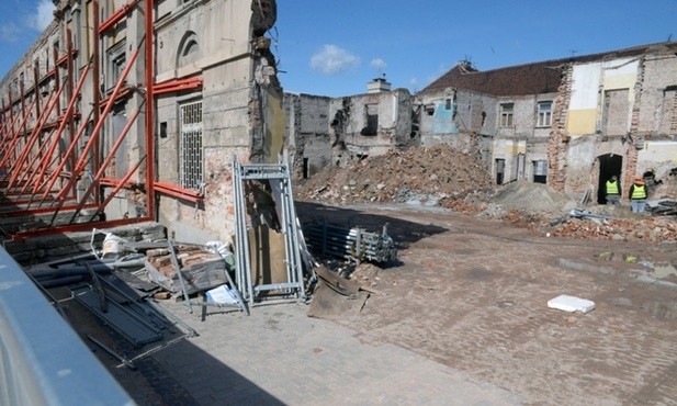 Na obecnym etapie zostały zakończone wszystkie prace rozbiórkowe. Trwa wzmacnianie fundamentów