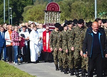 – W pielgrzymkę zaangażowali się żołnierze z 17. Wielkopolskiej Brygady Zmechanizowanej. 
