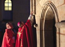 Namaszczenie kamieni przy wejściu do kaplicy przez  bp. Tadeusza Lityńskiego symbolizowało złamanie trzech pieczęci zamykających grób Jezusa.