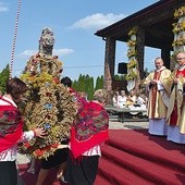 Wieńce dożynkowe witali (od lewej): ks. kan. Andrzej Rdzanek, dziekan dekanatu Starachowice-Południe, ks. prał. Jarosław Wojtkun, rektor WSD, i ks. Zbigniew Stanios, kustosz sanktuarium.