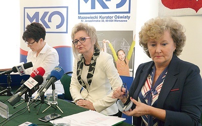 W konferencji razem z kurator (w środku) wzięły udział Krystyna Mucha (z lewej), dyrektor Wydziału Kształcenia Ogólnego, oraz Małgorzata Wojtaszewska, dyrektor Wydziału Zwiększania Szans Edukacyjnych, obie z Kuratorium Oświaty w Warszawie.