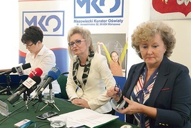 W konferencji razem z kurator (w środku) wzięły udział Krystyna Mucha (z lewej), dyrektor Wydziału Kształcenia Ogólnego, oraz Małgorzata Wojtaszewska, dyrektor Wydziału Zwiększania Szans Edukacyjnych, obie z Kuratorium Oświaty w Warszawie.