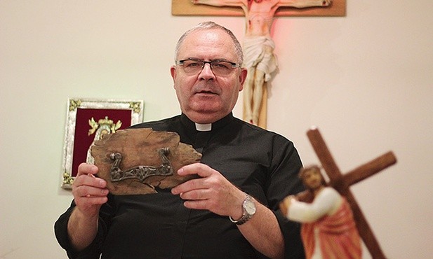 Ks. Zbigniew Kaniecki, konsultor w Zespole ds. Apostolstwa Trzeźwości przy KEP, jest wielkim orędownikiem dzieła sługi Bożego Matta Talbota, nawróconego irlandzkiego alkoholika (na zdjęciu: z fragmentem trumny Talbota).